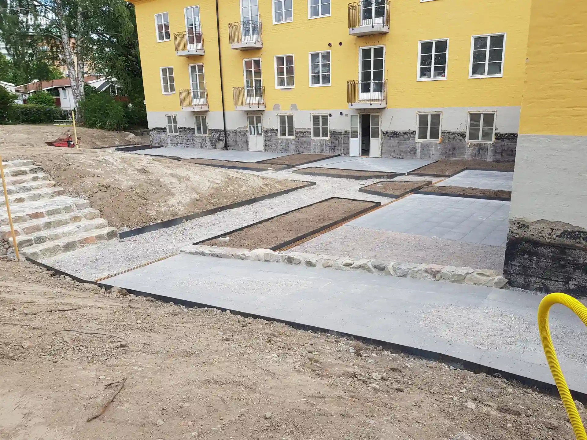 Nyanlagd stenläggning och gångar